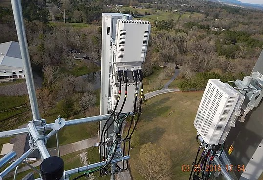 Pridin technicians installing antennas on a rooftop BTS site